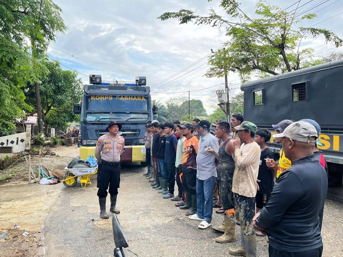 Polda Aceh Terjunkan Tim Bersihkan Lumpur di Masjid hingga Puskesmas