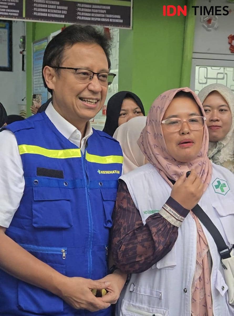 Noviarni bersama Menkes Budi Gunadi Sadikin. (IDN Times/Uni Lubis)