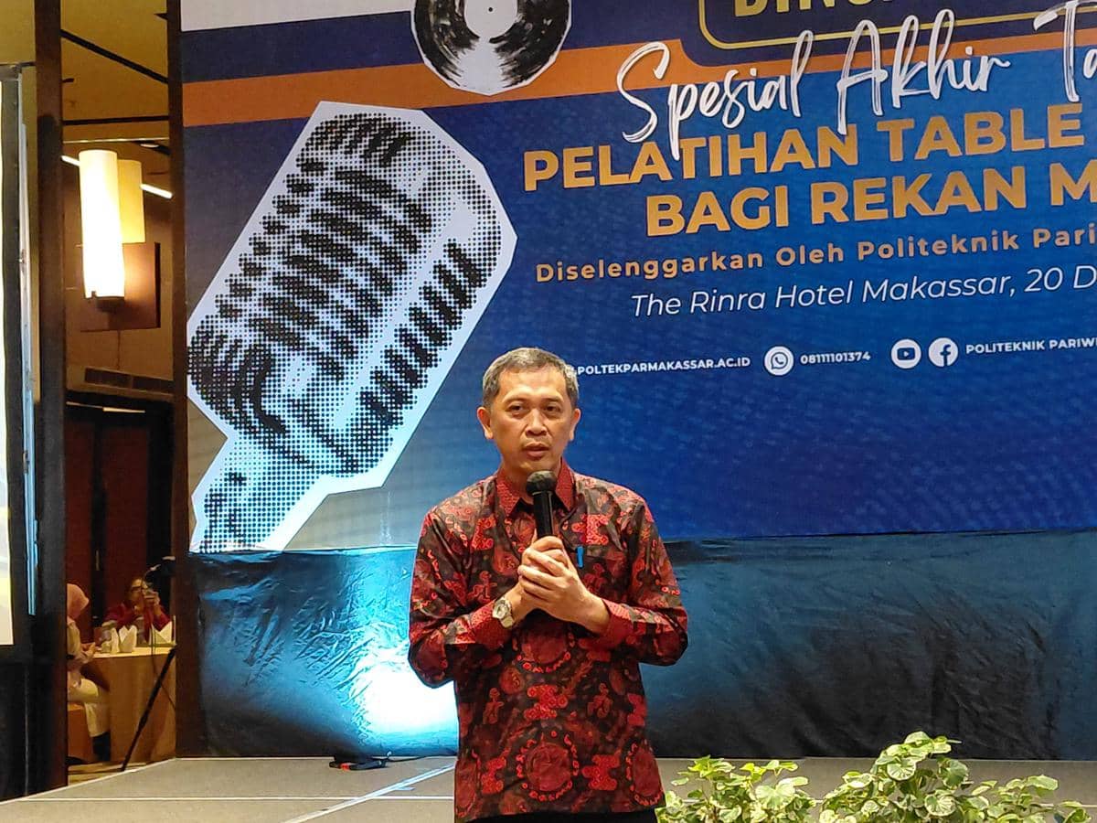 Direktur Poltekpar Makassar Herry Rachmat Widjaja, saat memaparkan berbagai capaian kampusnya, pada kegaitan BISIK – Bincang Asik di Makassar, Sabtu (20/12/2025). (IDN Times/Aan Pranata)