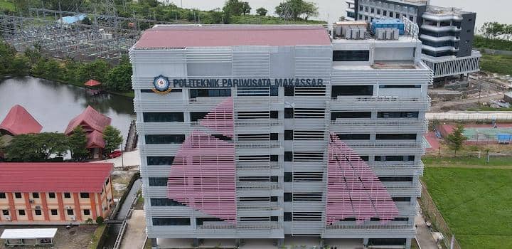 Direktur Poltekpar Makassar Herry Rachmat Widjaja, saat memaparkan berbagai capaian kampusnya, pada kegaitan BISIK – Bincang Asik di Makassar, Sabtu (20/12/2025). (IDN Times/Aan Pranata)