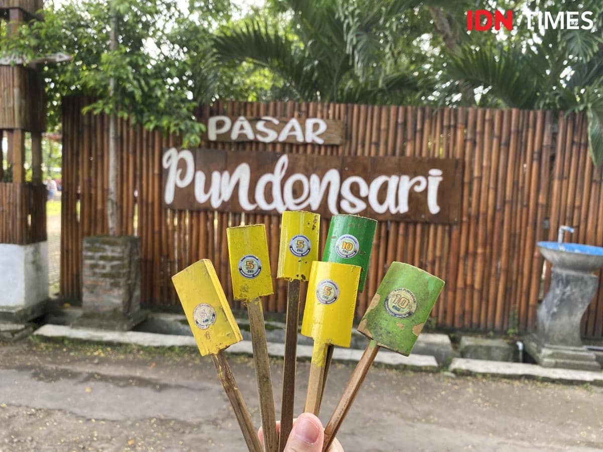 Potret uang bambu untuk transaksi jual beli di Pasar Pundensari, Desa Wisata Gunungsari, Madiun 