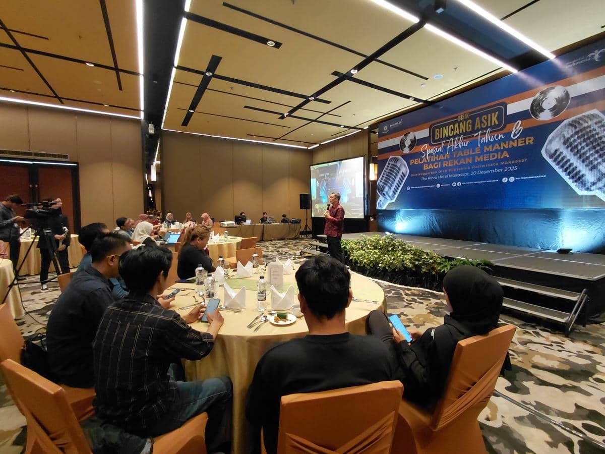 Direktur Poltekpar Makassar Herry Rachmat Widjaja, saat memaparkan berbagai capaian kampusnya, pada kegaitan BISIK – Bincang Asik di Makassar, Sabtu (20/12/2025). (IDN Times/Aan Pranata)