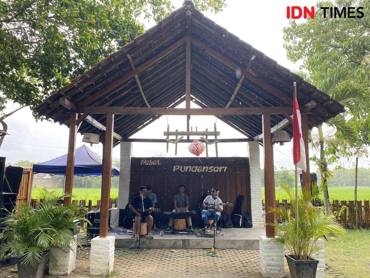 Potret live music di Pasar Pundensari, Desa Wisata Gunungsari, Madiun
