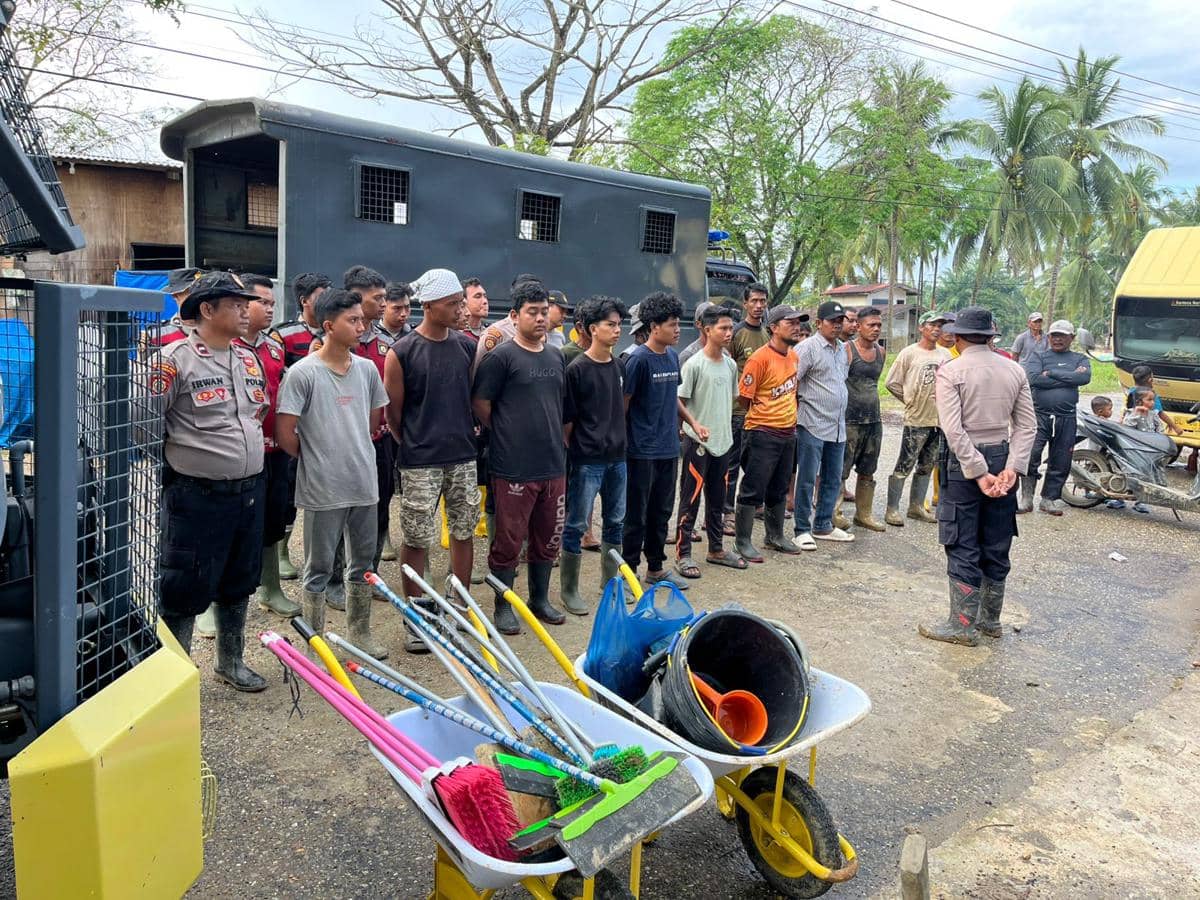 Potret Polda Aceh Terjunkan Tim Bersihkan Lumpur di Masjid hingga Puskesmas