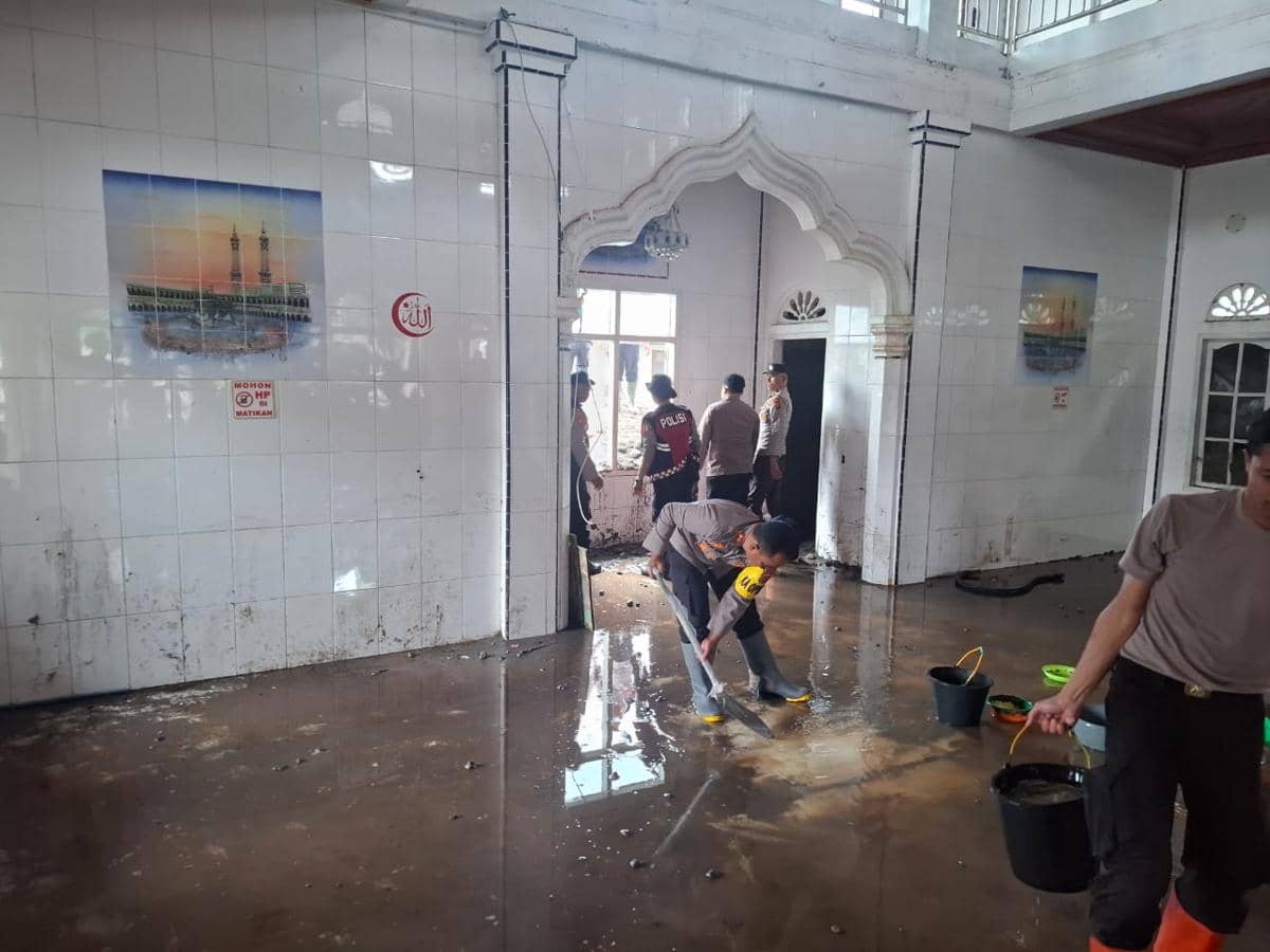 Personel jajaran Polda Aceh membersihkan Masjid Al-Hajar Kampung Remesen, Aceh Tengah. (Dok. Polda Aceh)