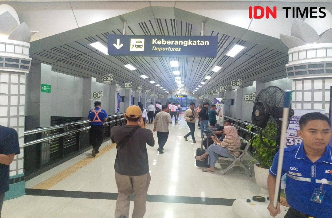 KAI Daop 5 Purwokerto mengingatkan masyarakat pengguna kereta api agar selalu cek tiket dan datang minimal 30 menit sebelum keberangkatan kereta, Minggu (21/12/2025).(IDN Times/Cokie Sutrisno)