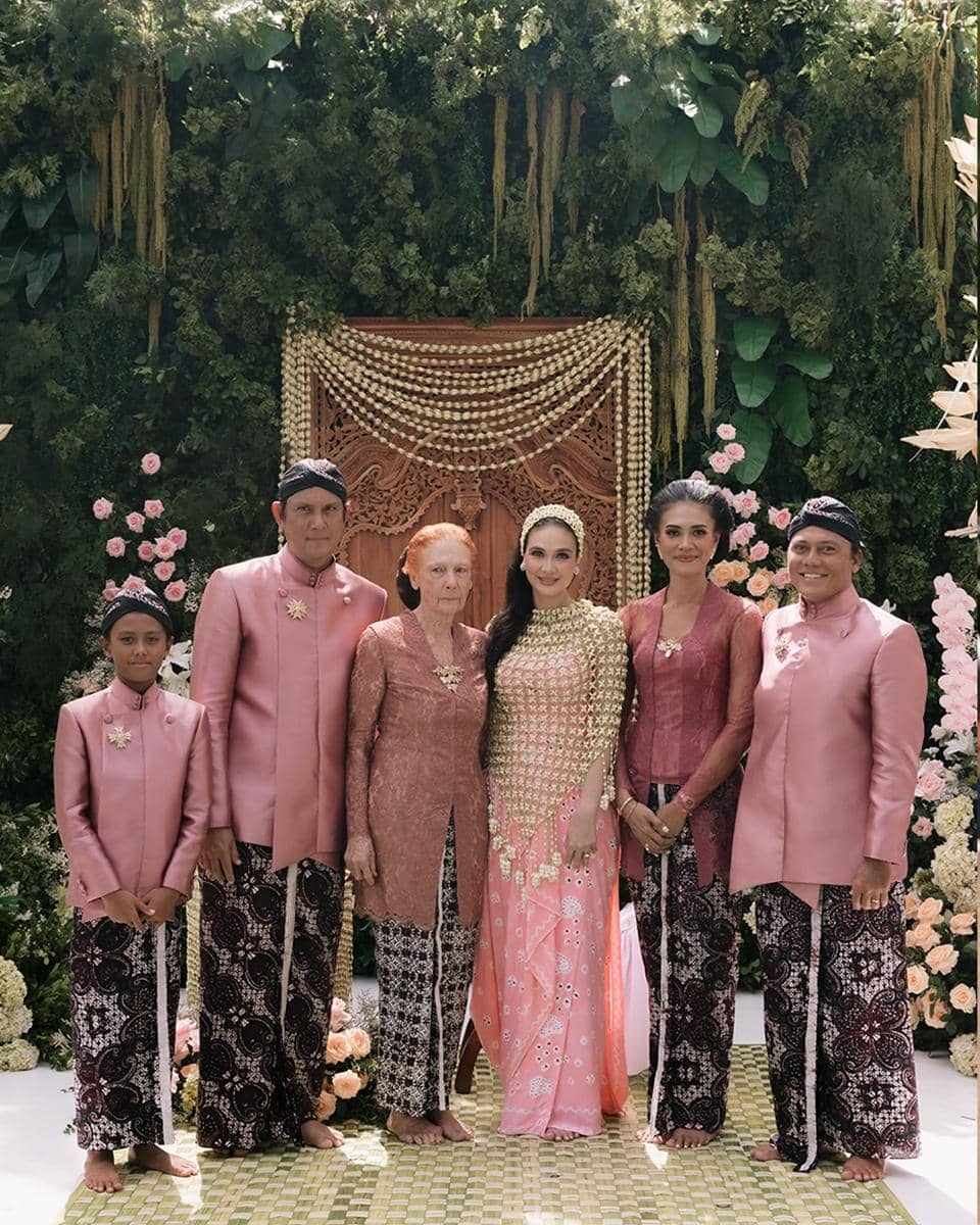 Baju kembaran keluarga. (instagram.com/lunamaya)