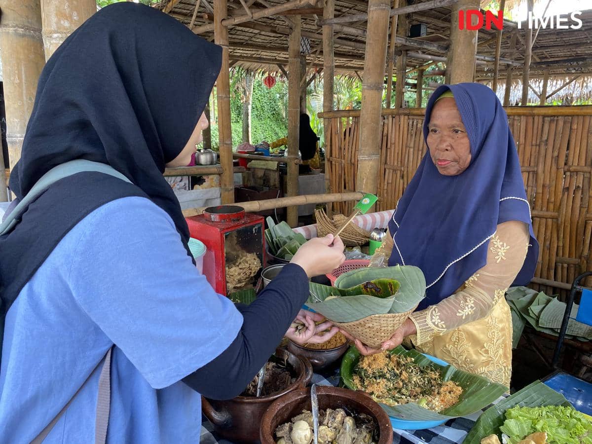 Potret penjual dan pembeli di Pasar Pundensari, Desa Wisata Gunungsari, Madiun