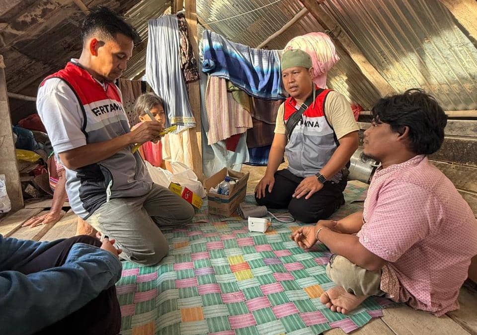 Relawan Pertamina Peduli saat membantu warga Kampung Sunting di Aceh Tamiang (dok.Pertamina)