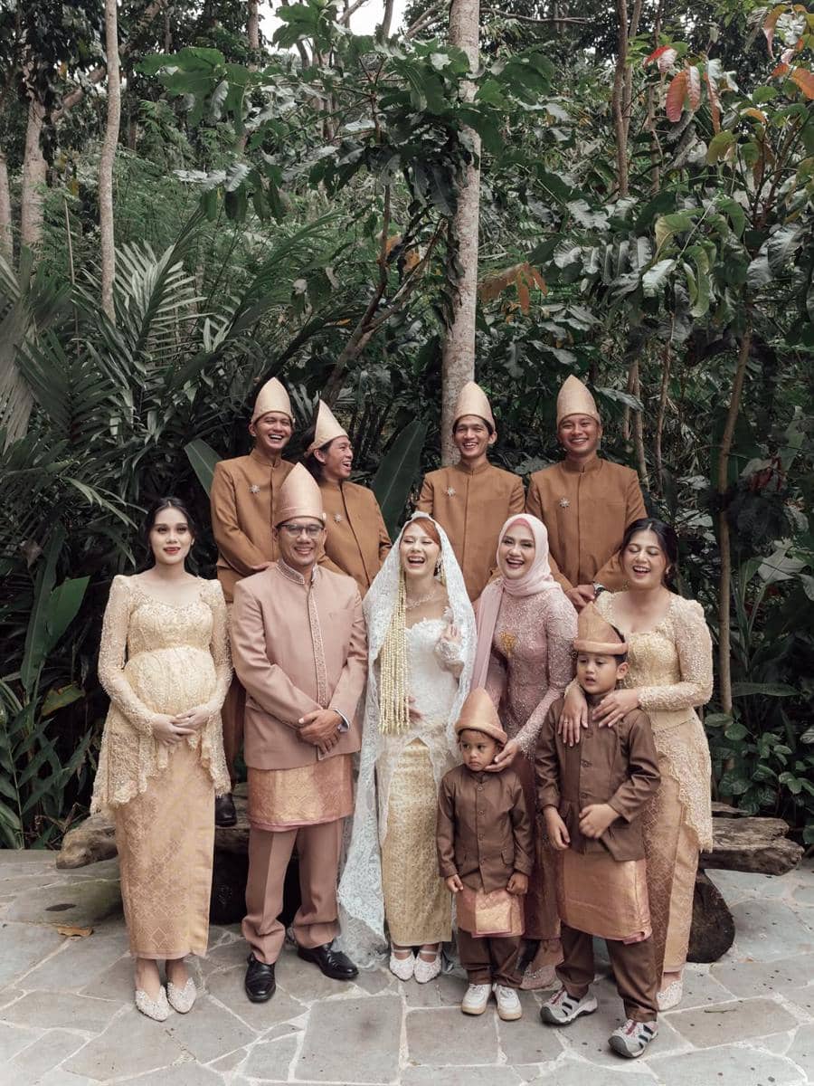 Kebaya kembaran keluarga. (instagram.com/cakecaine)