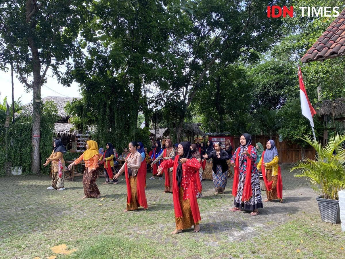Potret pedagang sedang menari di Pasar Pundensari, Desa Wisata Gunungsari, Madiun 