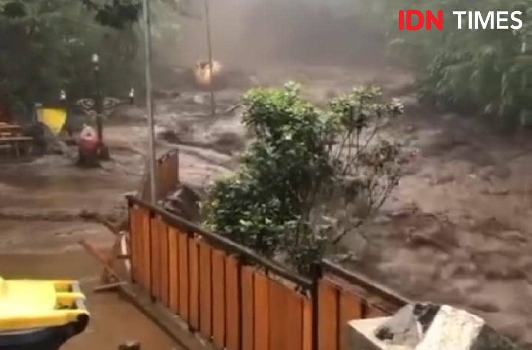 Terjangan air bah dari atas bukit wisata Guci di Tegal pada Sabtu (20/12/2025) yang dikhawatirkan masyarakat dan wisatawan.(IDN Times/Tangkapan layar)