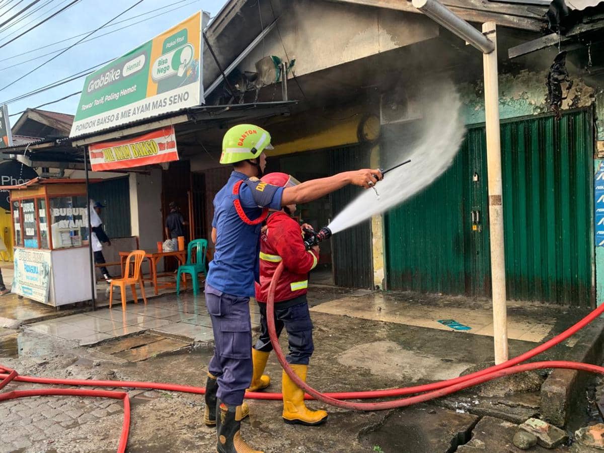 Tim Damkar Padang melakukan pemadaman di lokasi yang terbakar (Foto: Dok Damkar Padang)