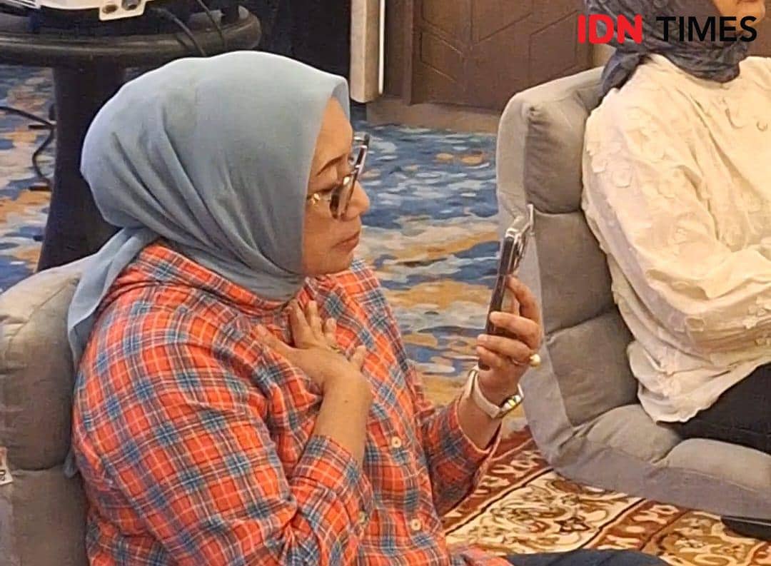 Menteri PPPA Arifah Fauzi menyoroti ketangguhan ibu penyintas bencana, menekankan trauma healing serta pemenuhan kebutuhan perempuan dan anak (IDN TImes/Lia Hutasoit)