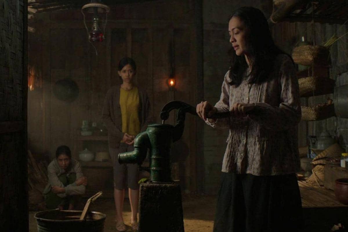 Sri direkrut untuk merawat Dela yang terkena santet Sewu Dino.jpg