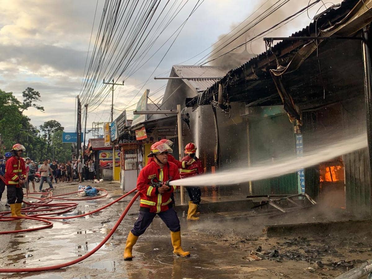 Tim Damkar Padang melakukan pemadaman di lokasi yang terbakar (Foto: Dok Damkar Padang)