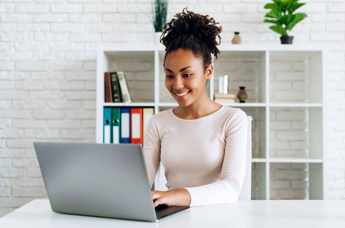 ilustrasi perempuan sedang bekerja