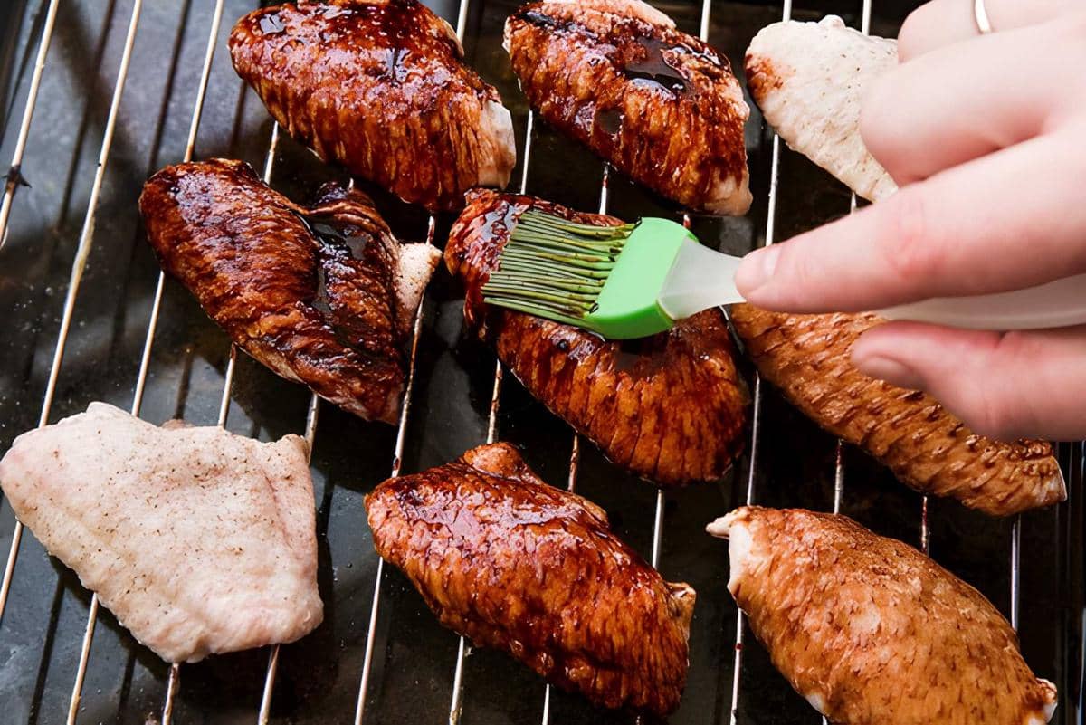 Potret mengoleskan saus bakaran