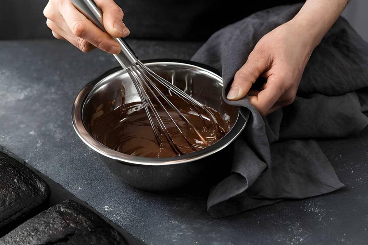 Ilustrasi mengaduk adonan cokelat