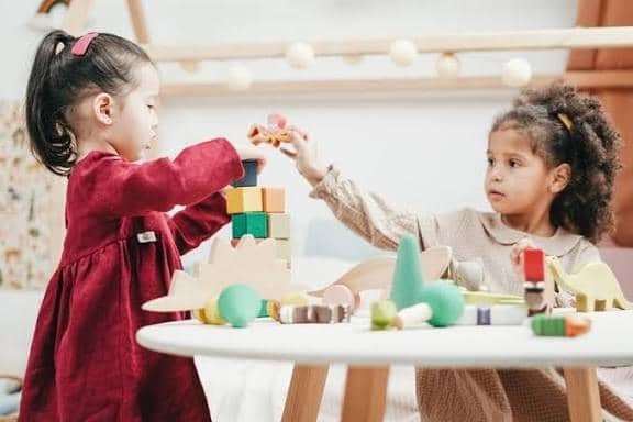 Anak anak menyusun kubu bersama 