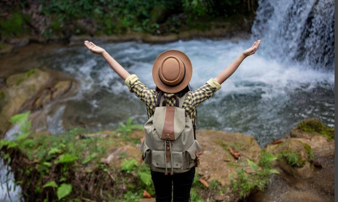 melakukan perjalanan ke destinasi baru 