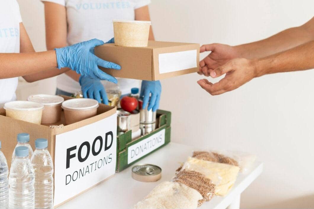 ilustrasi membagi makanan bagi kaum kurang mampu