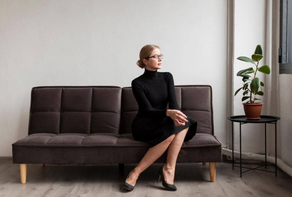 ilustrasi duduk di sofa