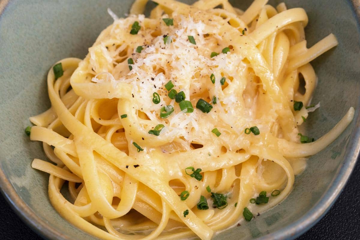 ilustrasi creamy garlic pasta