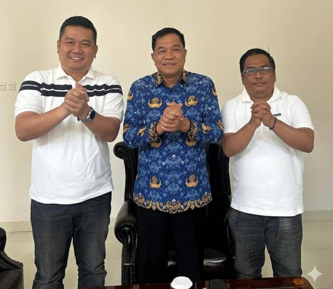 Bupati Muba, M Toha  bersama Kepala Disnakertrans Muba, Herryandi Sinulingga.