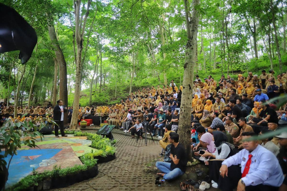 Peserta bedah buku Reset Indonesia di Trenggalek. IDN Times/istimewa