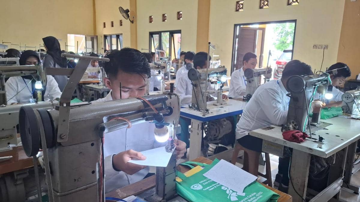 Ilustrasi pekerja pabrik tengah menyelesaikan pesanan. IDN Times/Riyanto.