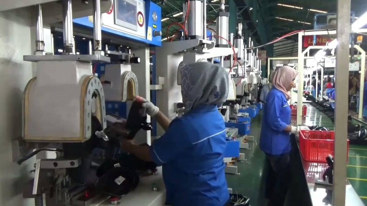 Aktivitas buruh pabrik sepatu PT Dwi Prima Sentosa, Desa Karang Tengah Prandon, Kecamatan/Kabupaten Ngawi. IDN Times/Riyanto.