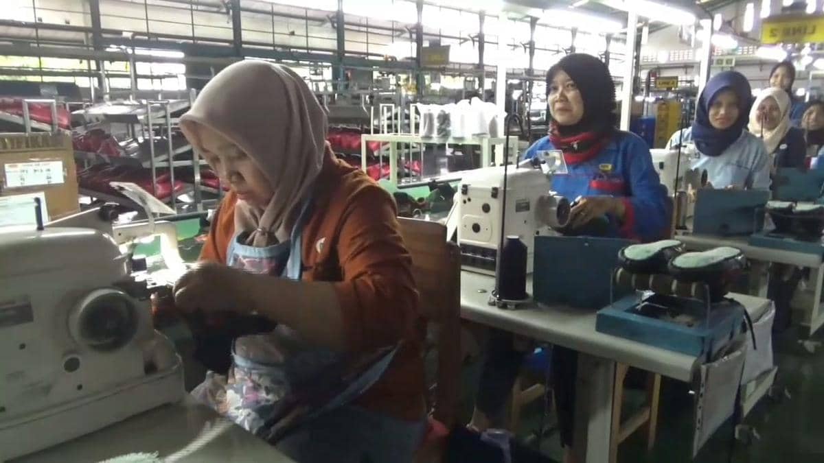 Ilustrasi pekerja pabrik tengah menyelesaikan pesanan. IDN Times/Riyanto.
