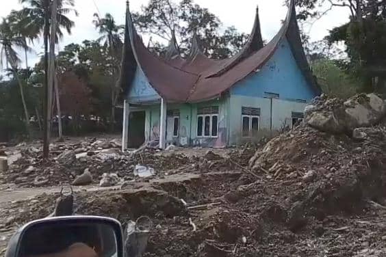 Perjalanan lebih dari 2.000 kilometer membawa mereka ke 3 lokasi bencana, yakni Batu Busuak di Kota Padang, Malalak di Kabupaten Agam, serta Malolo di Kabupaten Tanah Datar. IDN Times/Relawan 24 Jam. 