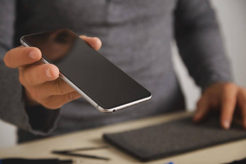 ilustrasi tempered glass anti spy dilihat dari samping