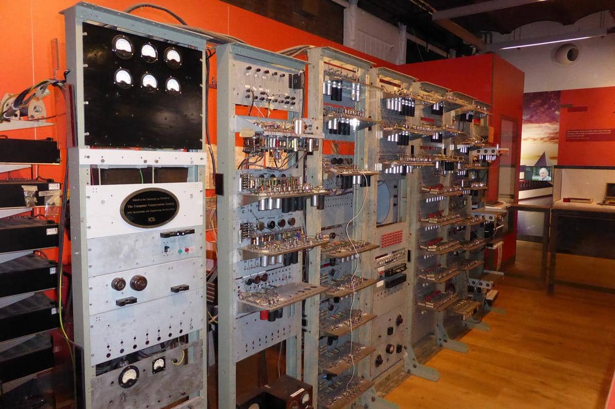 Replika Manchester Baby, komputer pertama yang menjalankan program dari memori elektronik di Museum Sains dan Industri Manchester