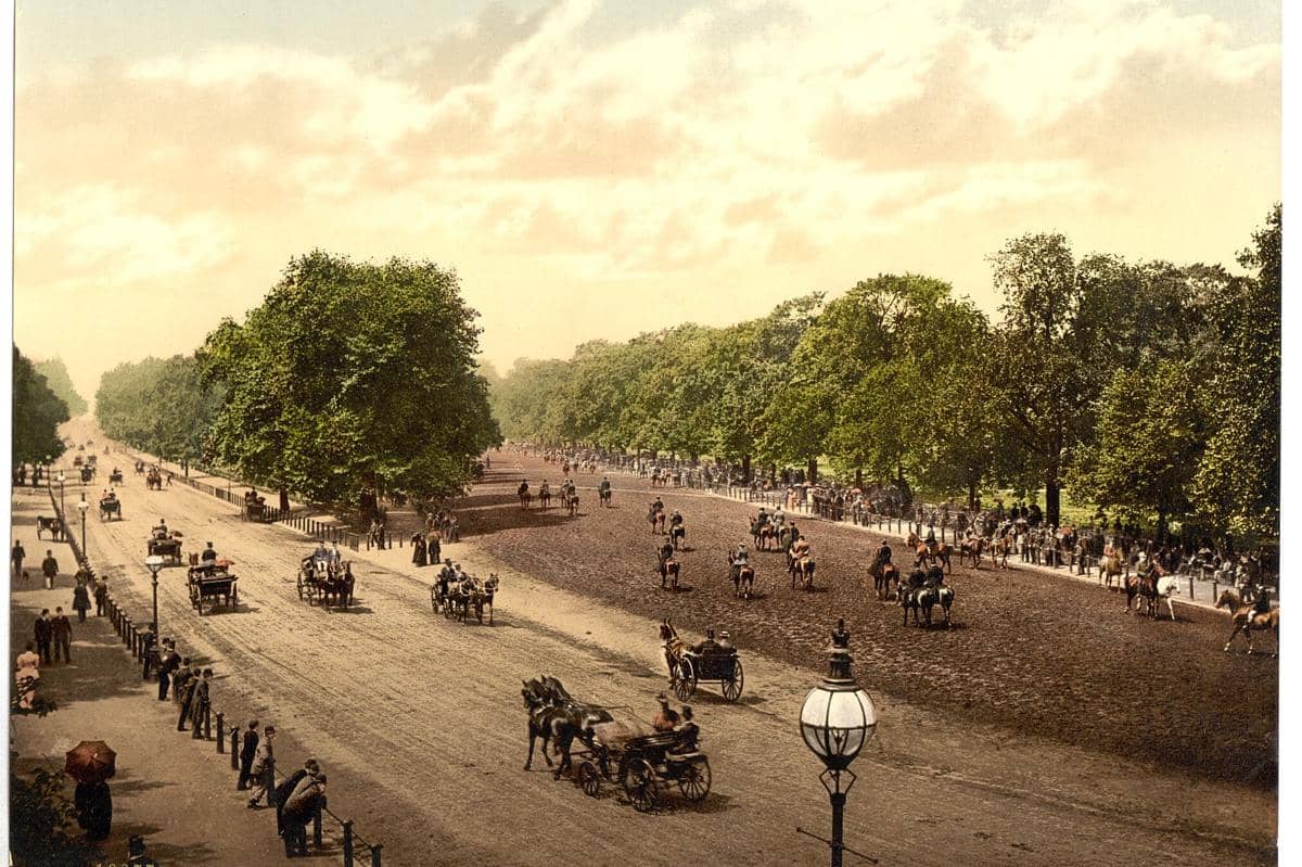 Rotten Row, Hyde Park, London sekitar tahun 1890-an 