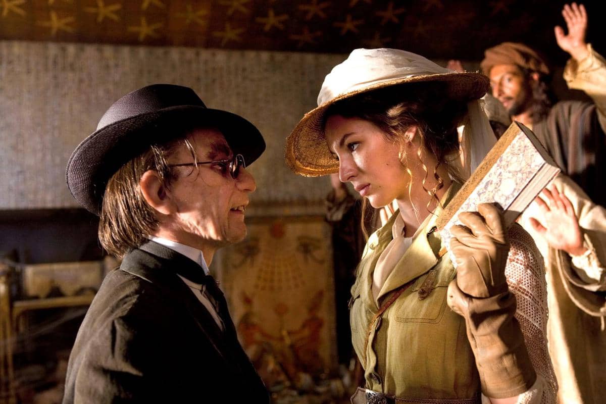 adegan dalam film The Extraordinary Adventures of Adèle Blanc-Sec