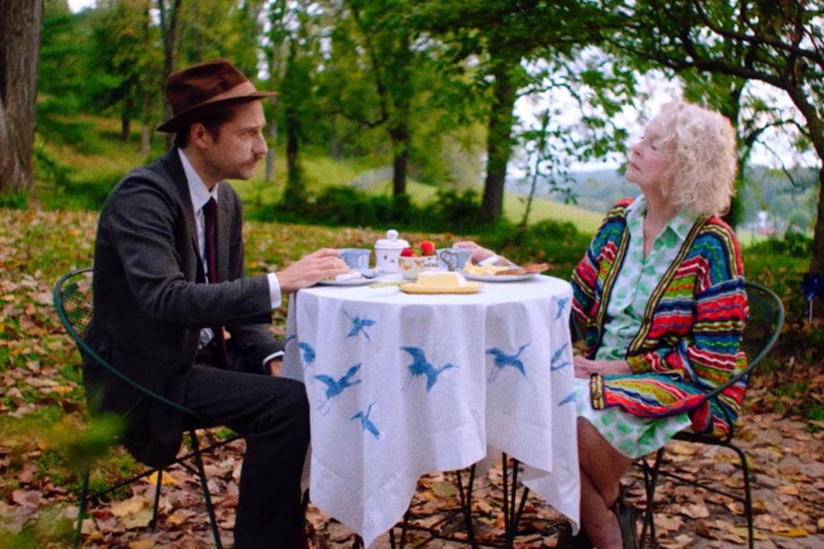 adegan dalam film Strawberry Mansion