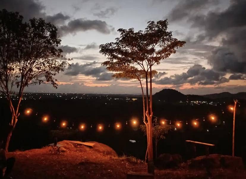 Dinding Tebing Cafe Bukit Pau