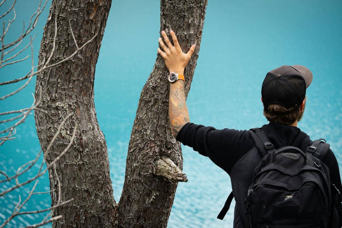 ilustrasi pria menggunakan jam tangan untuk aktivitas berat