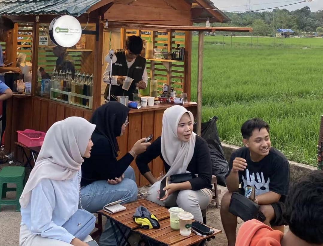 Suasana muda mudi lagi bersantai  di wisata sawah Namang