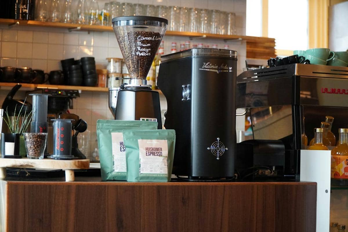 ilustrasi coffee grinder berukuran sedang (unsplash.com/Evi Breukers)