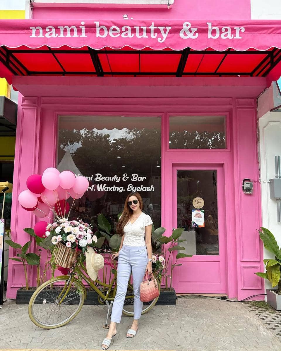 V-neck top ala Aura Kasih