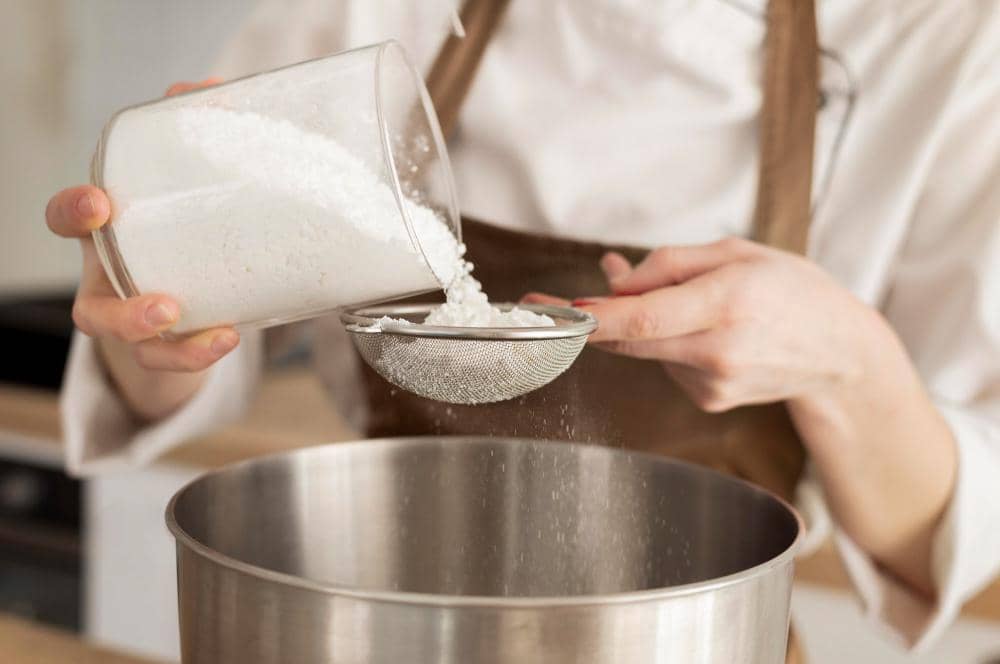 Ilustrasi mengayak tepung 