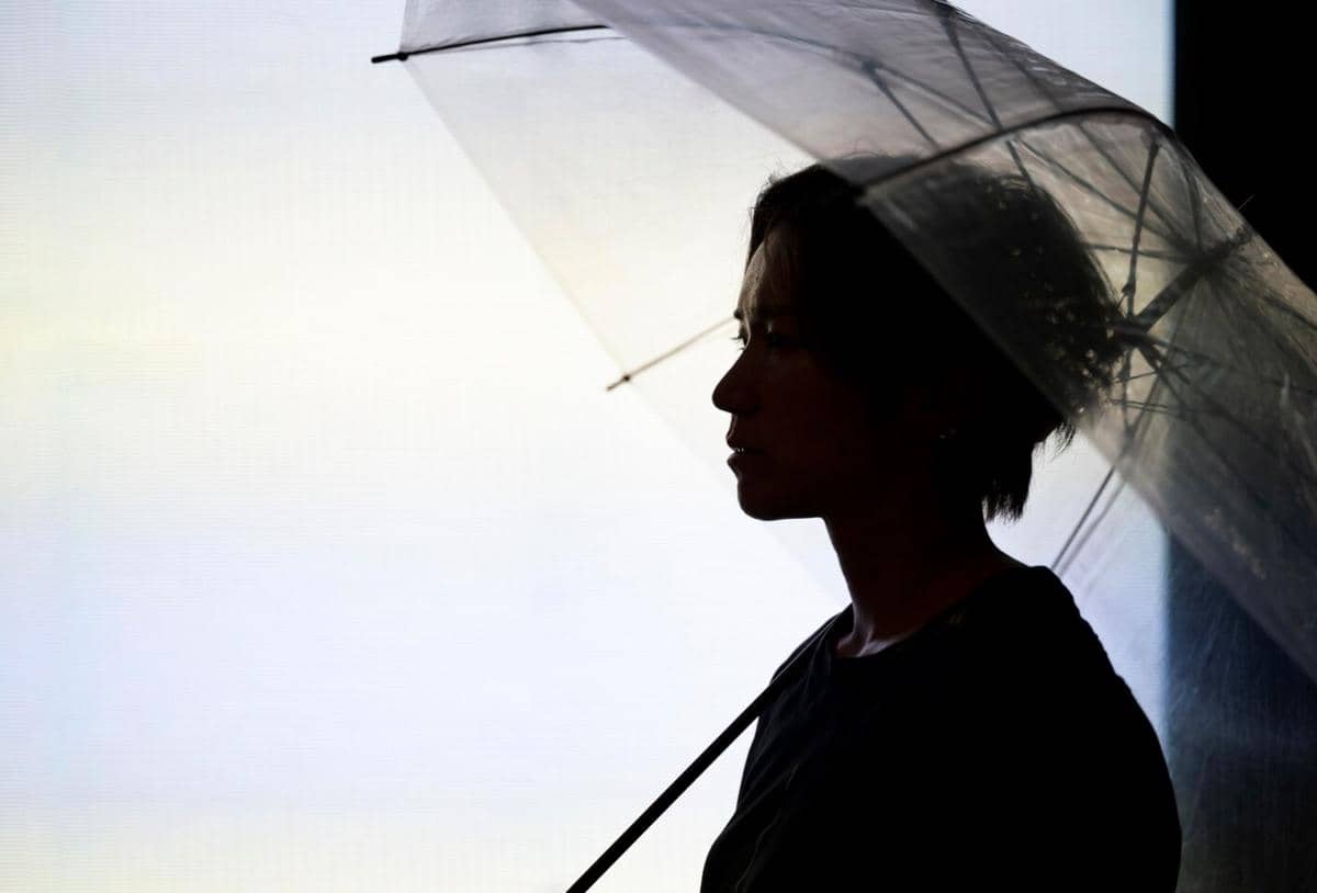 ilustrasi seorang perempuan sedang berteduh