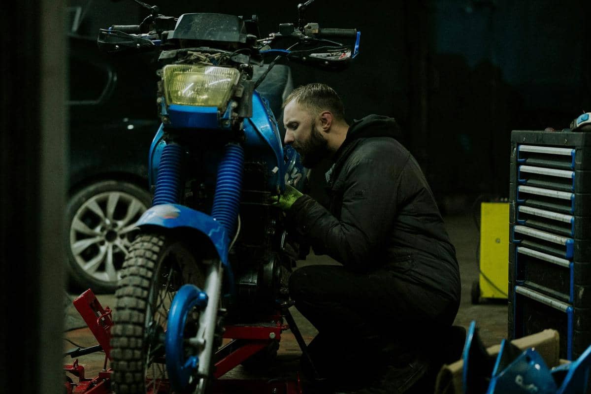 ilustrasi servis motor