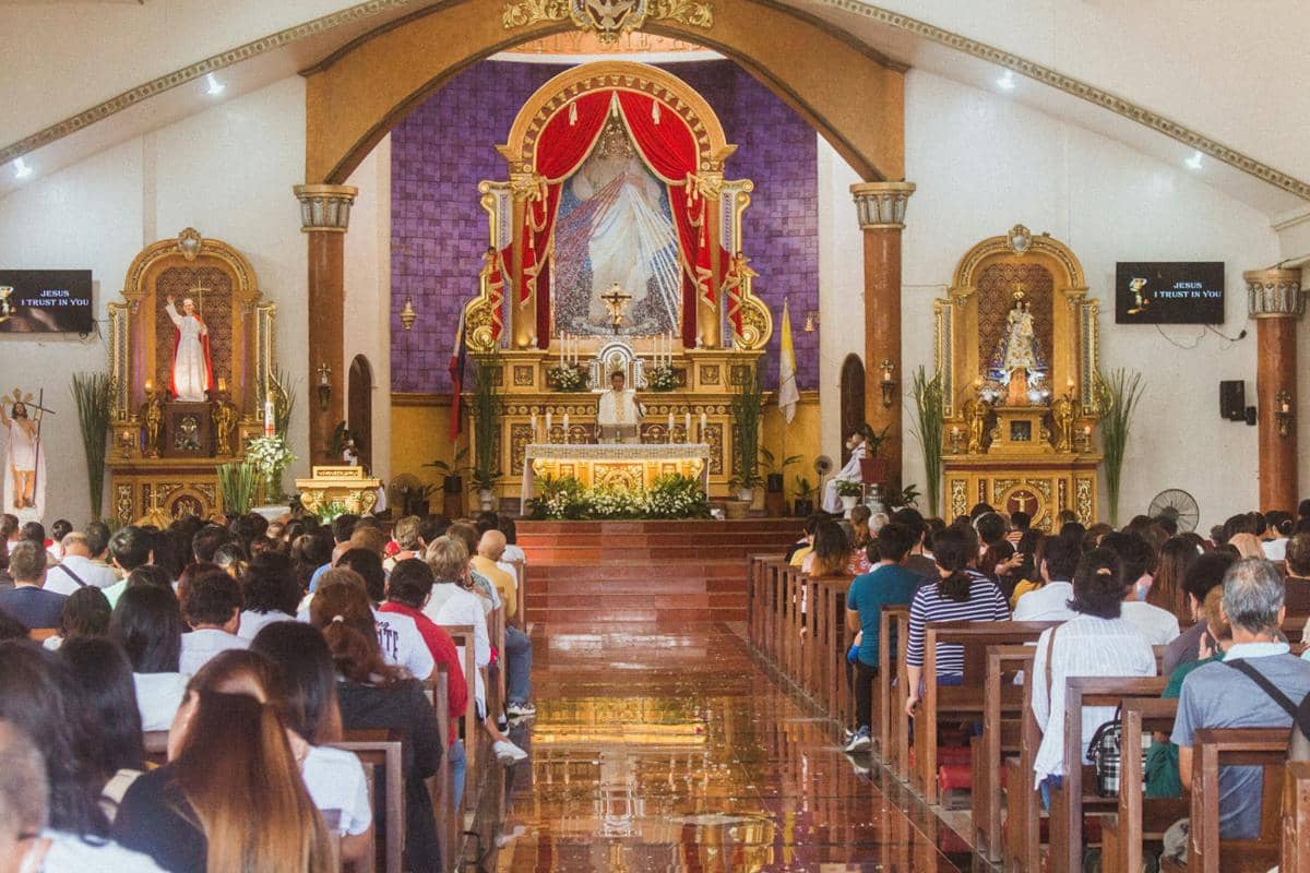 ilustrasi misa dalam gereja Katolik (unsplash.com/Lance Lozano)
