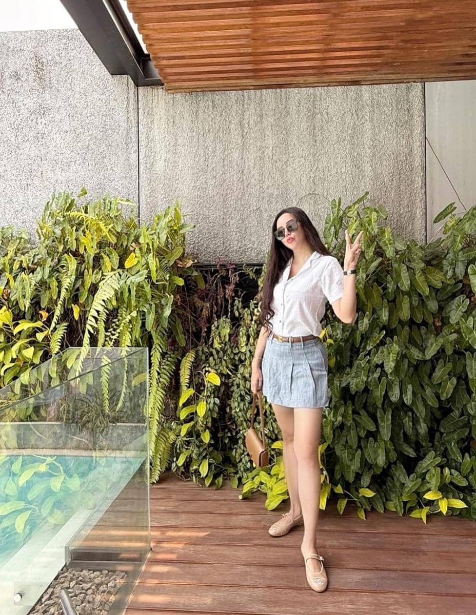 V-neck top ala Aura Kasih