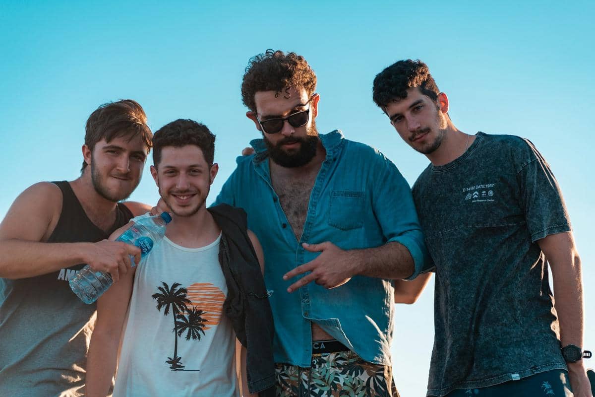 ilustrasi orang dengan teman banyak